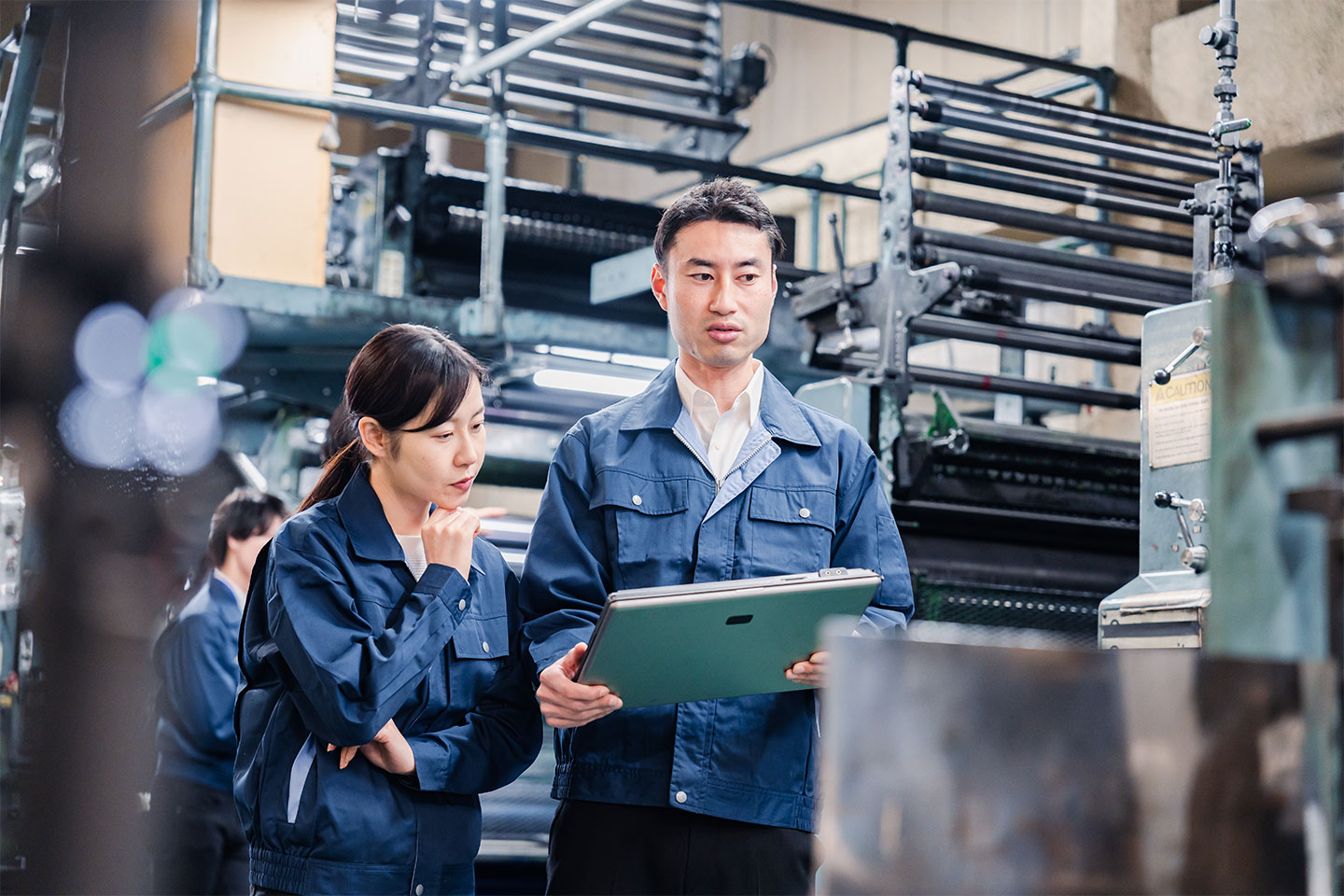 工場内で作業内容を確認する社員たち