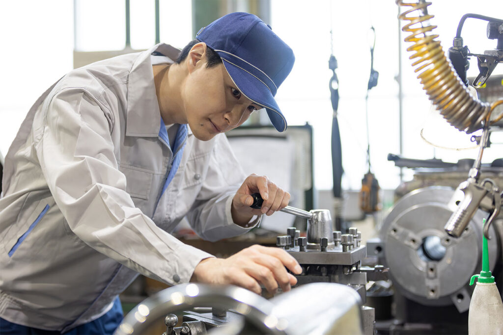 機械を操作する若手作業員